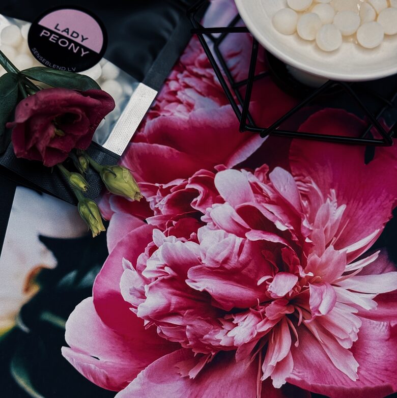 Lady Peony aromvasks: pūdera notis, peonijas un rožu burvība vasaras atmosfērai | SenseBlend