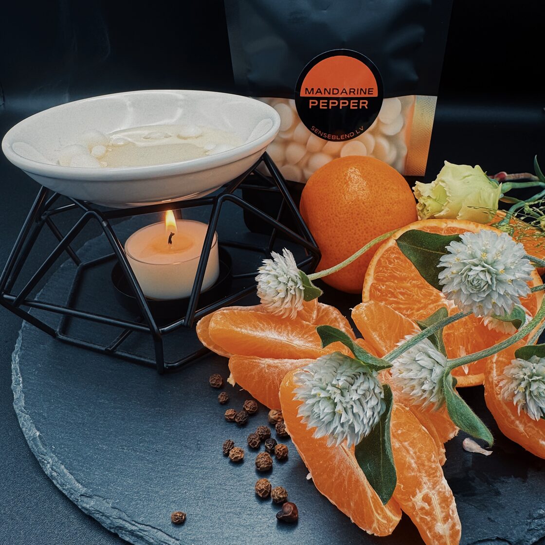 Aromātisks vasks MANDARINE PEPPER – pikanta, drosmīga smaržu kompozīcija ar citrusaugļu saldumu un piparu asumu. Mūsdienīgs, kontrasta akcents telpā | SenseBlend