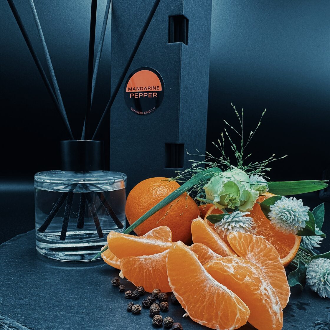 Mājas aromāts MANDARINE PEPPER – pikanta, drosmīga smaržu kompozīcija ar citrusaugļu saldumu un piparu asumu. Mūsdienīgs, kontrasta akcents telpā | SenseBlend