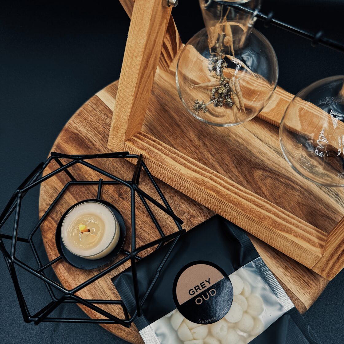 GREY OUD аромавоск | Роскошь дерева и утонченность абсолюта розы создают незабываемую композицию, которая окутывает вас своим теплом и таинственностью | SenseBlend